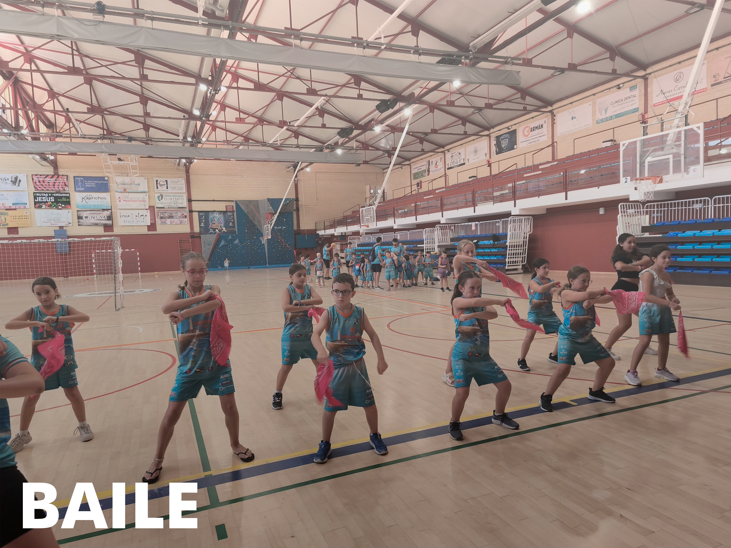 Muchos alumnos practicamndo baile en el campamento deportivo de torrox