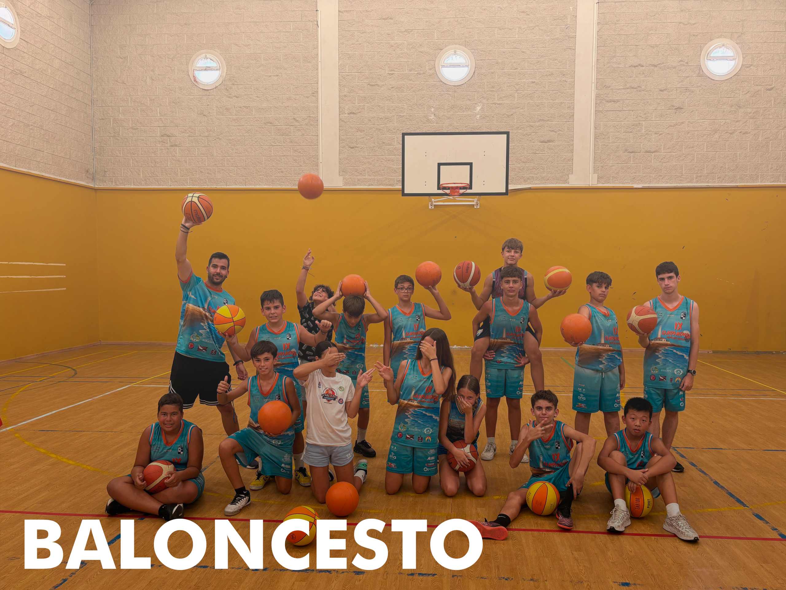 grupo de baloncesto en el campamento deportivo torrox