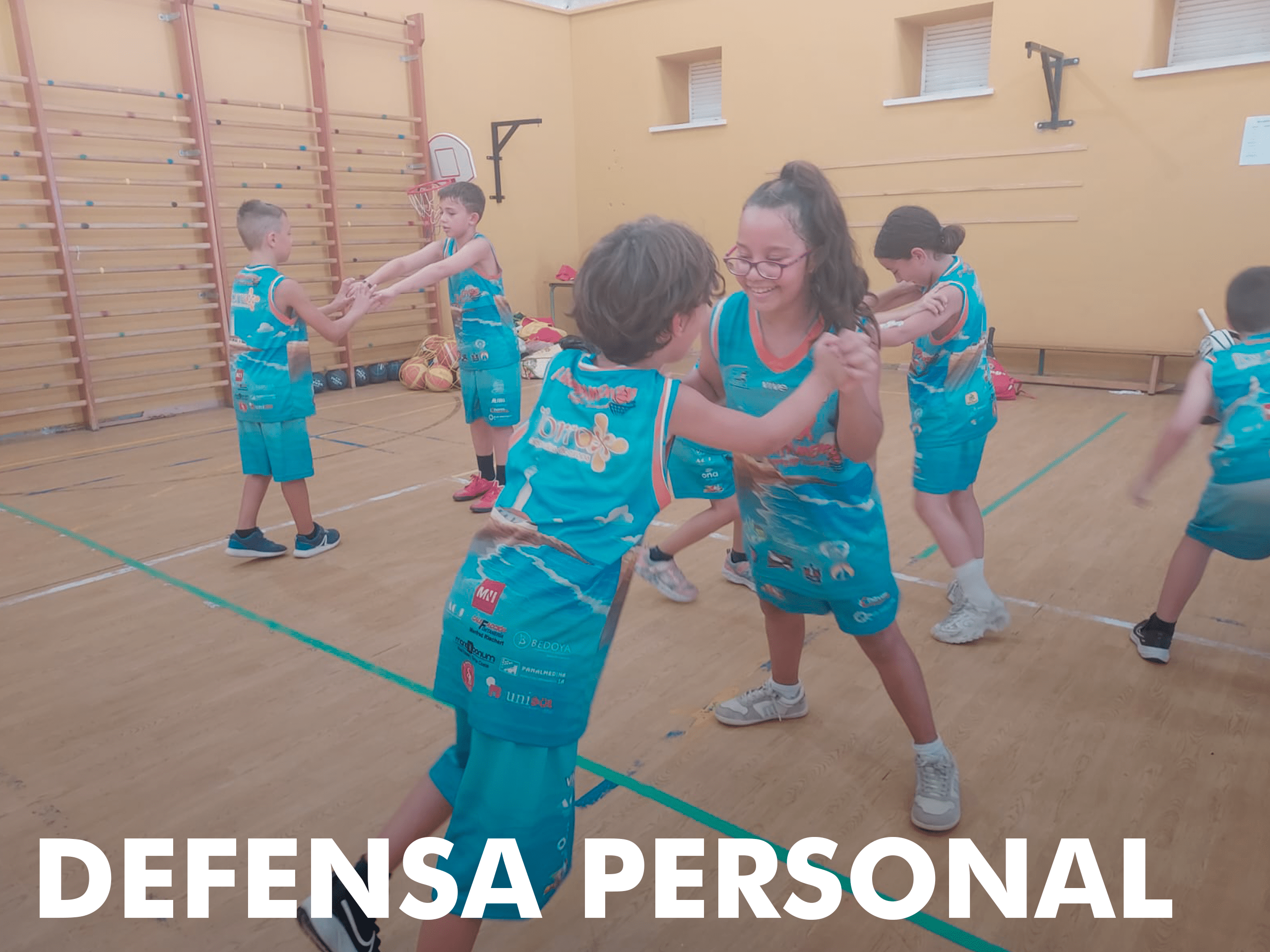 niños luchando practicando defensa personal en el campamento deportivo torrox