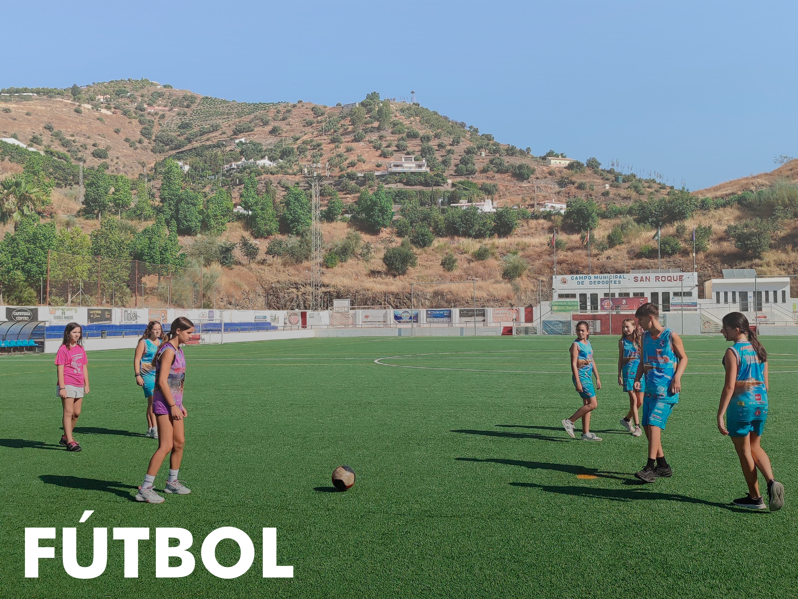 chicos y chicas practicando fútbol en el campamento de verano de torrox
