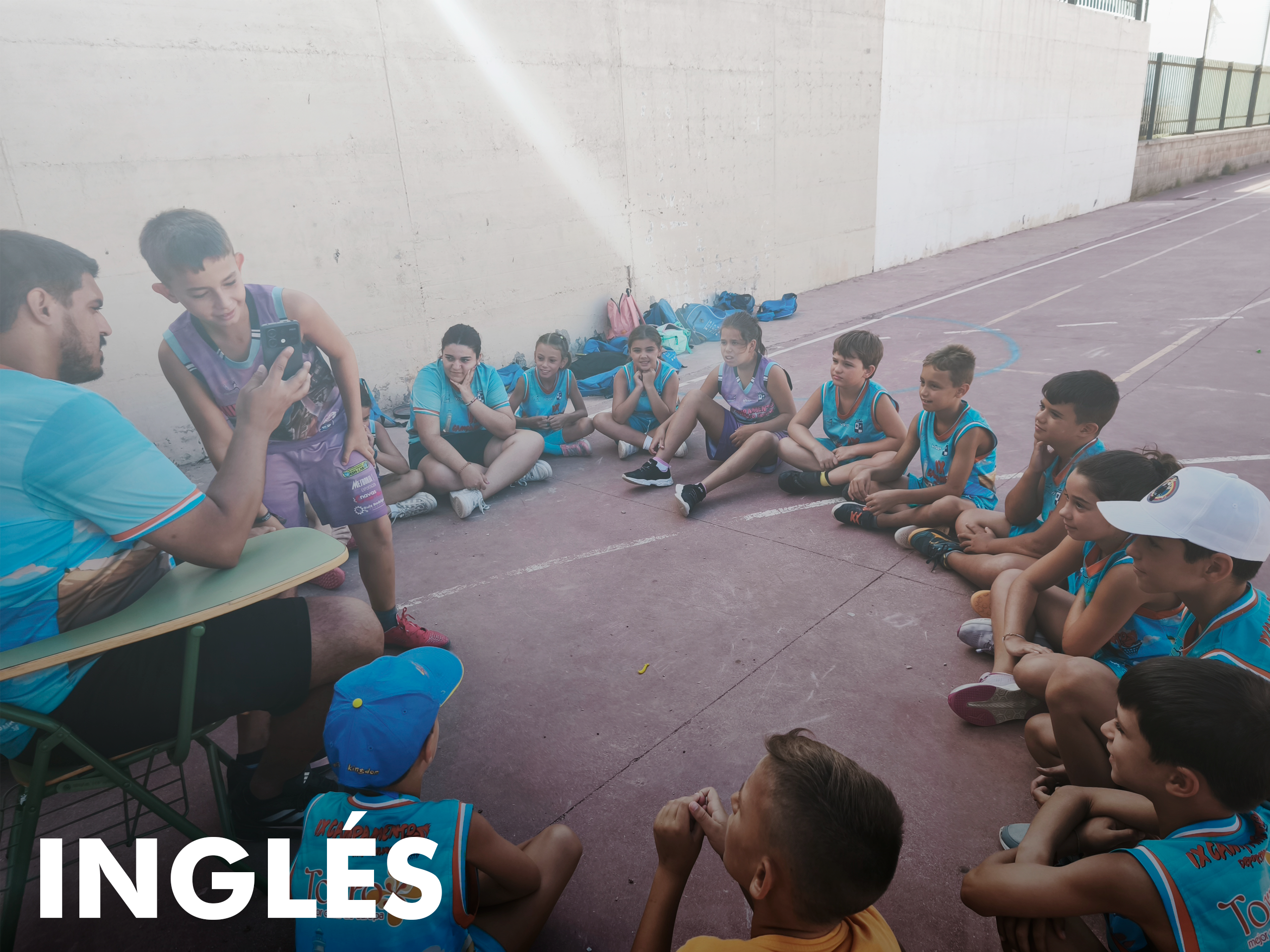 Todos en circulo reunidos practicando inglés en el campamento deportivo de torrox