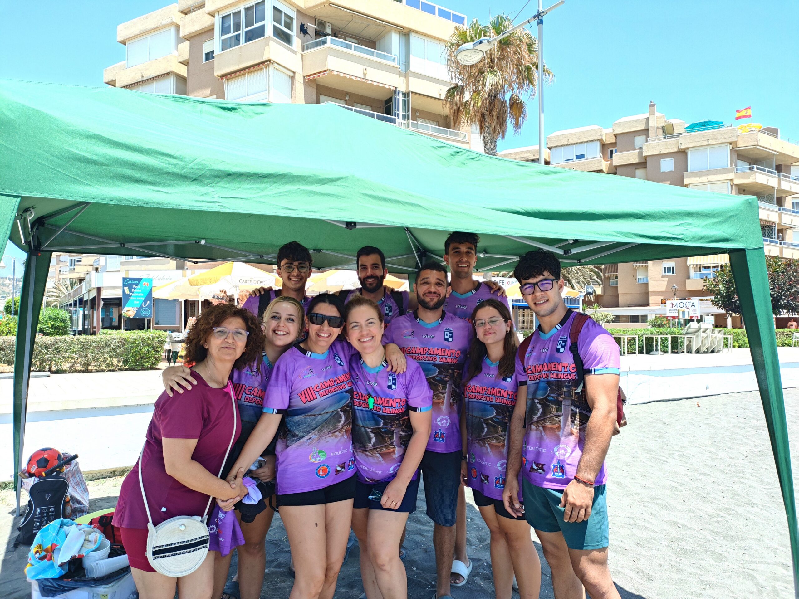 monitores del campamento deportivo torrox bajo una carpa