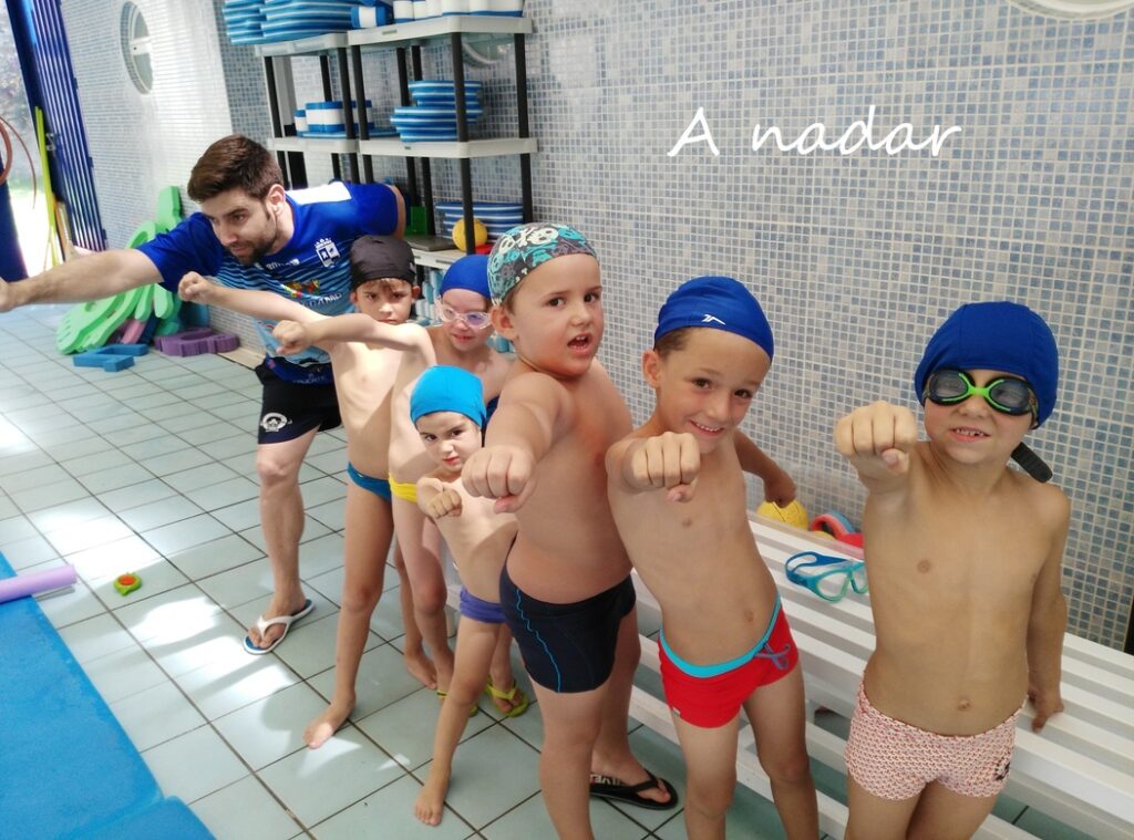 Foto de rafa con alumnos del campamento deportivo Torrox
